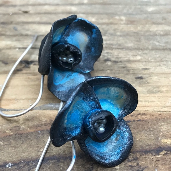 Blue Orchids Pears and silver drop earrings - Picture 7 of 8